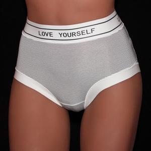 Love Yourself alsó, Fehér
